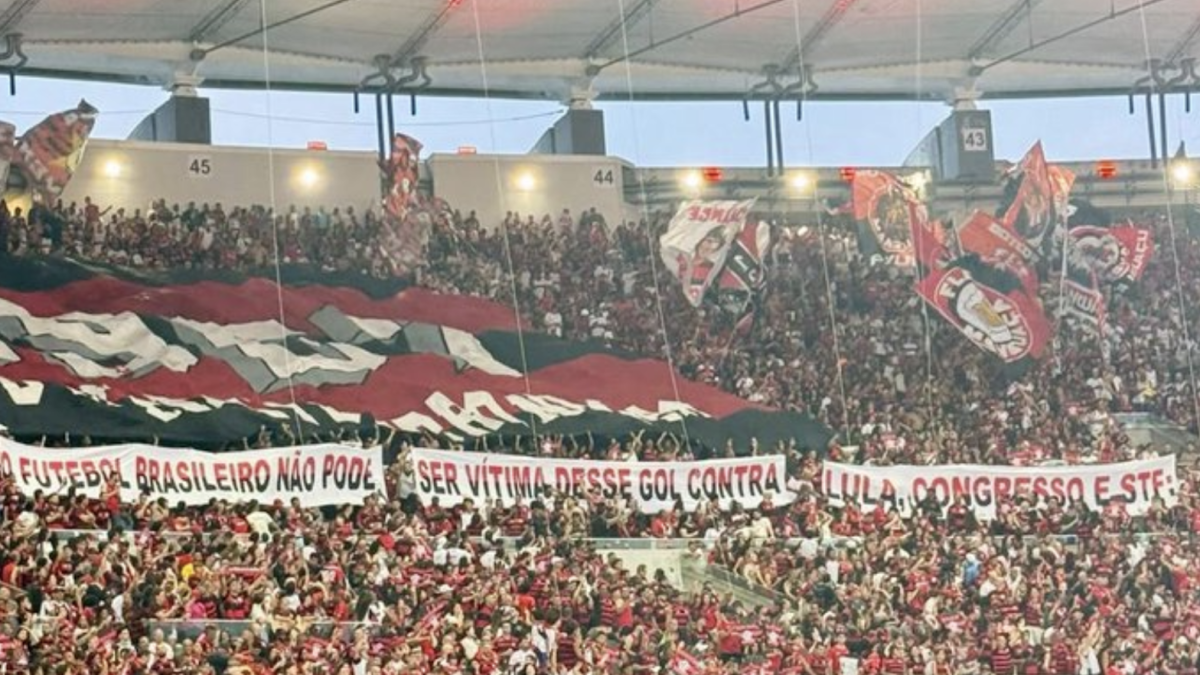 Torcedores do Flamengo exibem faixa que critica Lula, Congresso e STF no Maracanã, no Fla-Flu de 11 de outubro de 2026